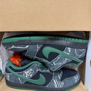 NIKE SB “THERE SKATEBOARDS” MENS SIZE 8